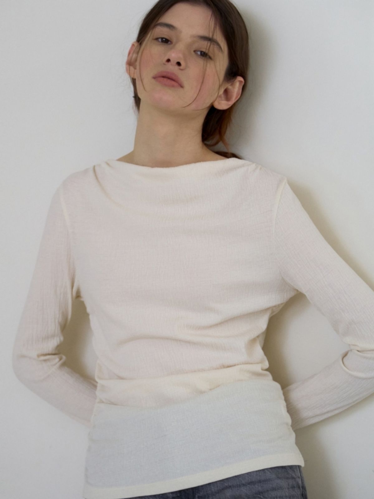 어나우트(UNNOUT) DRAPED SHIRRING T-SHIRT CREAM
