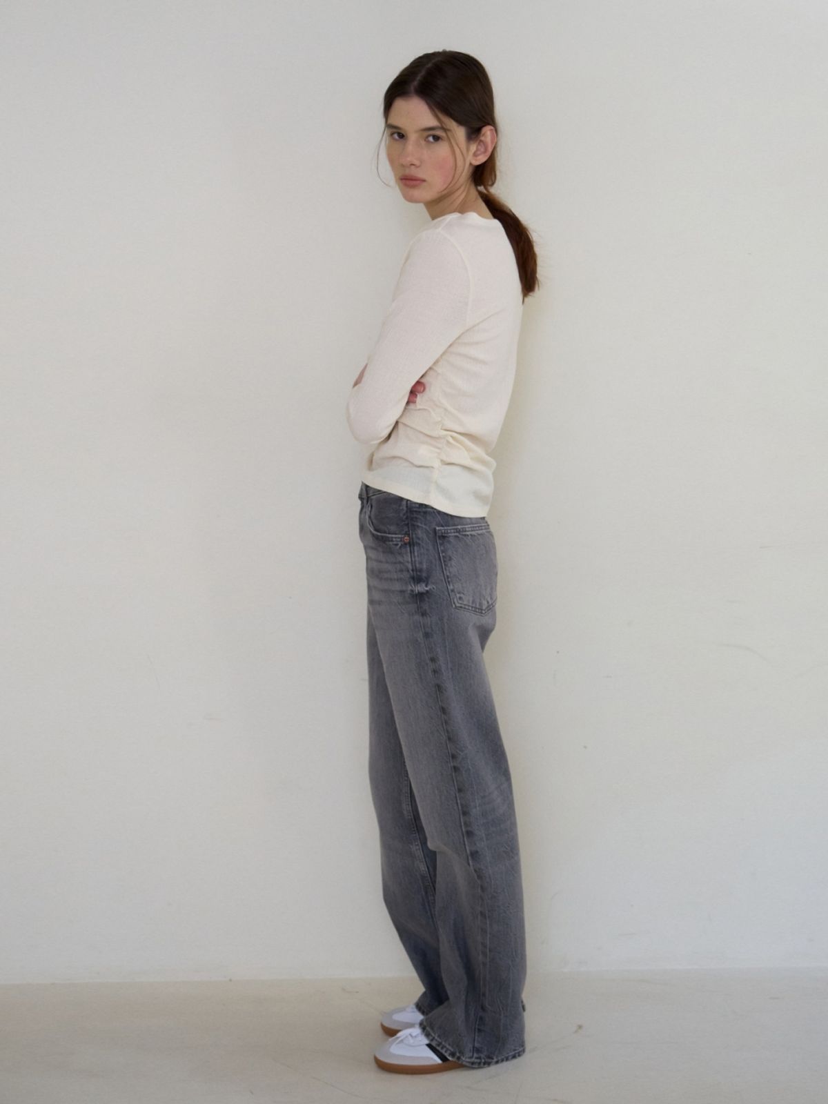 어나우트(UNNOUT) DRAPED SHIRRING T-SHIRT CREAM