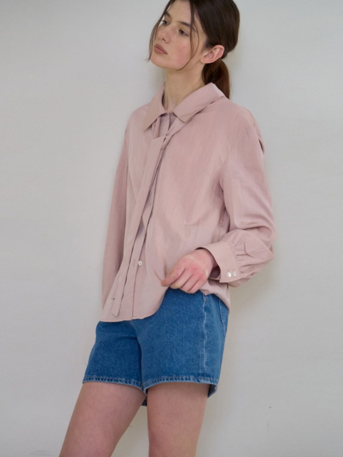 어나우트(UNNOUT) RELAXED TIE BLOUSE PINK