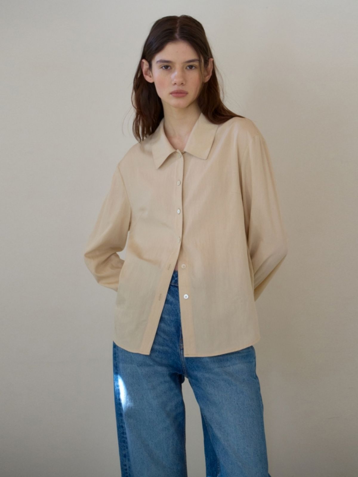 어나우트(UNNOUT) RELAXED TIE BLOUSE BUTTER