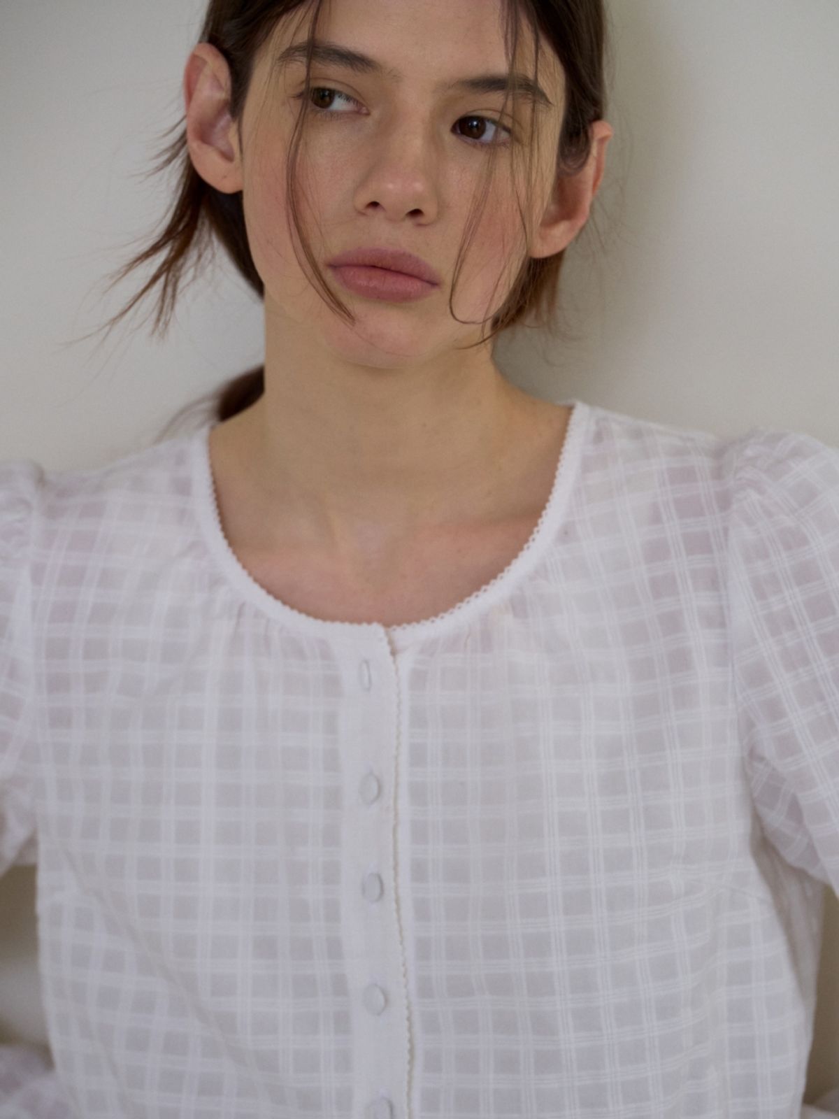 어나우트(UNNOUT) PICOT RACE CHECK BLOUSE WHITE