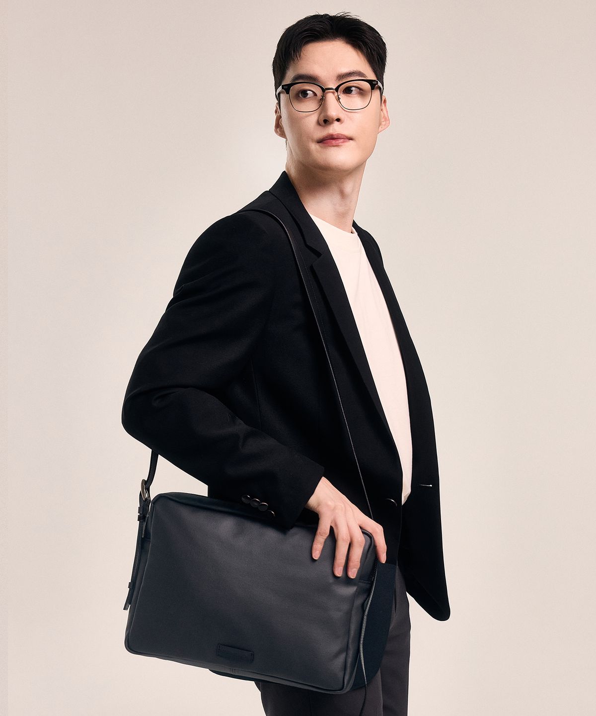 베드포드일레븐스(BEDFORD11TH) 펑셔널 랩탑슬링크로스[블랙]