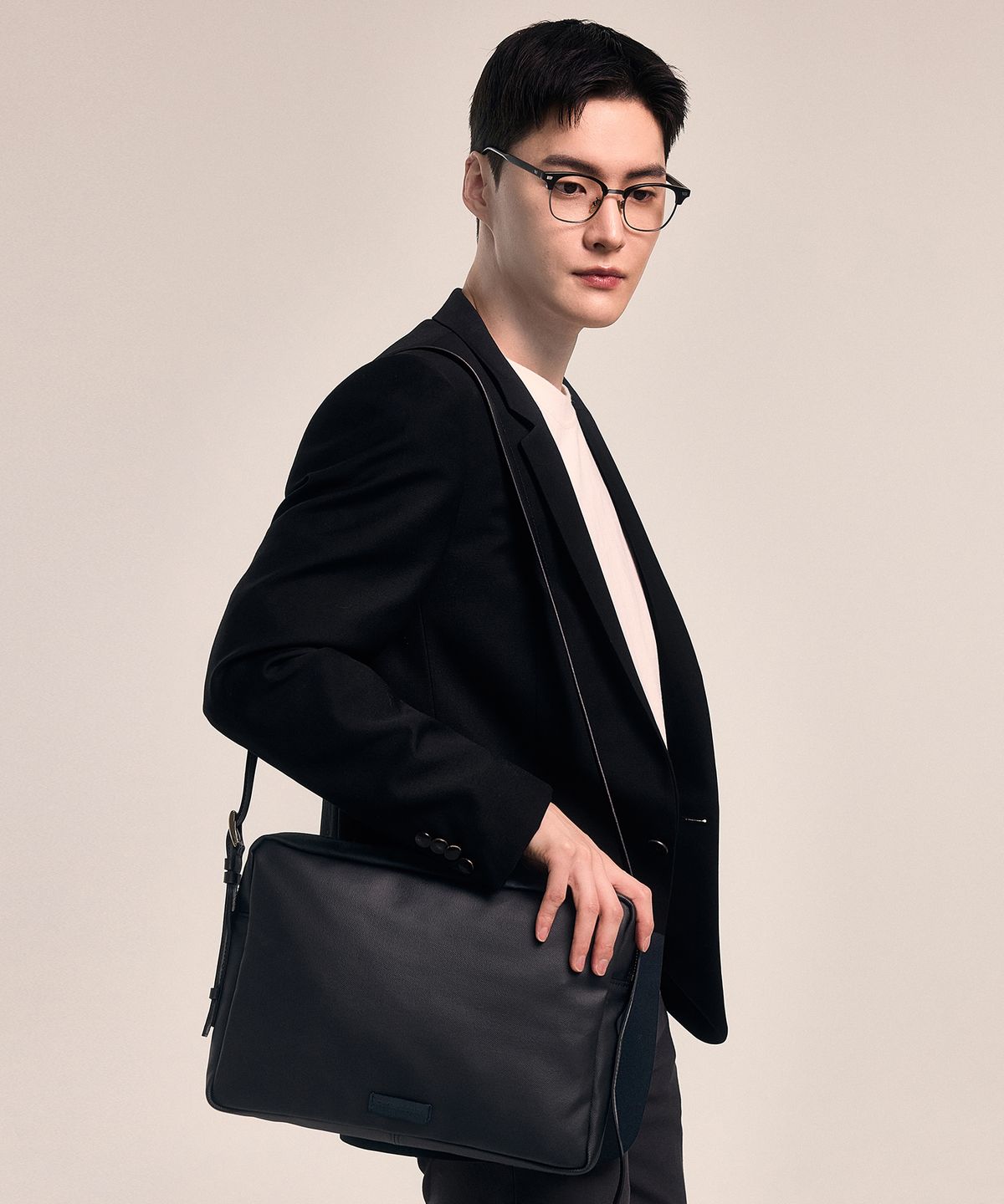 베드포드일레븐스(BEDFORD11TH) 펑셔널 랩탑슬링크로스[블랙]