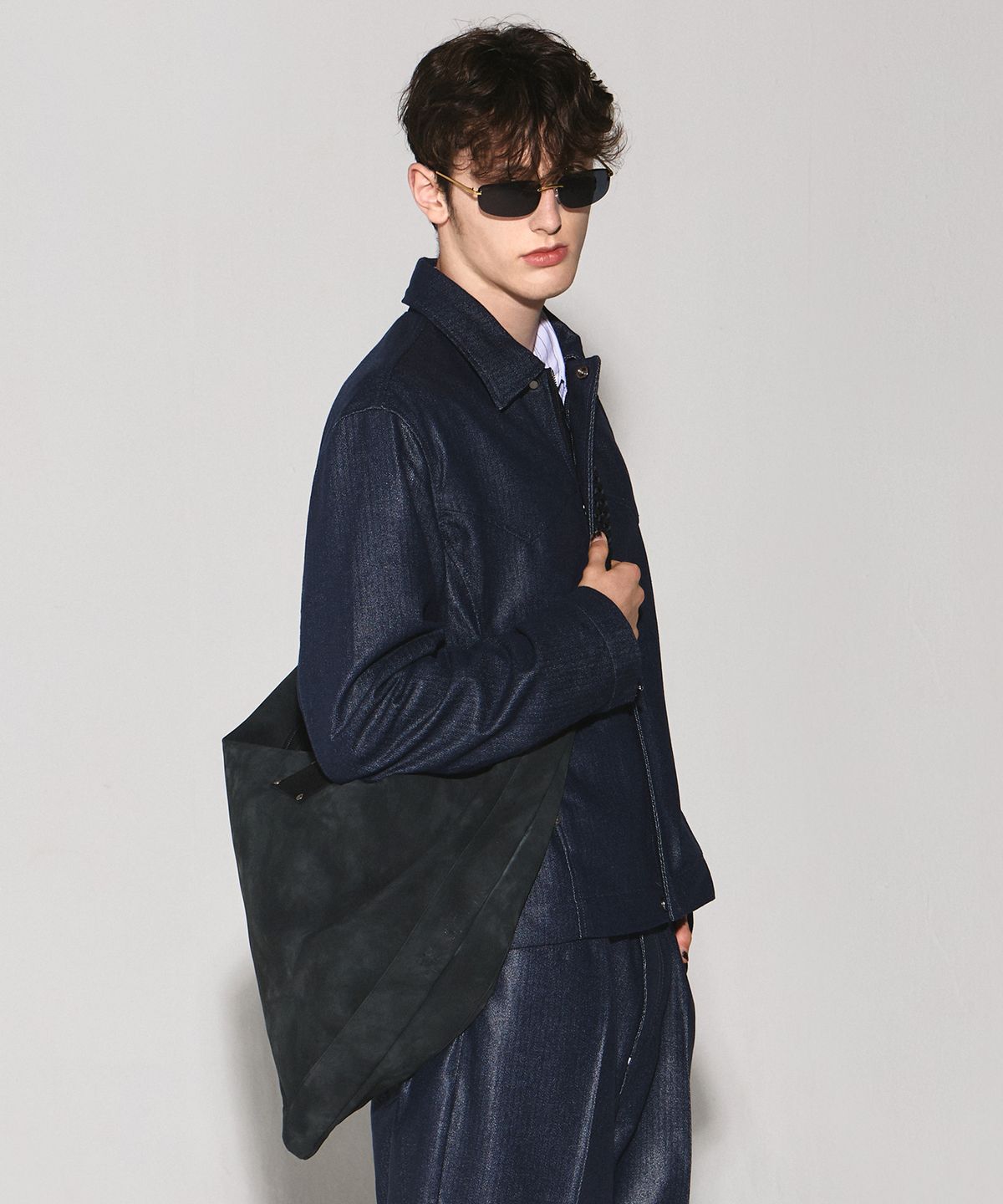 웨슬리 휴스턴(WESLEYHYUSTON) Jacob leather triangle cross bag black