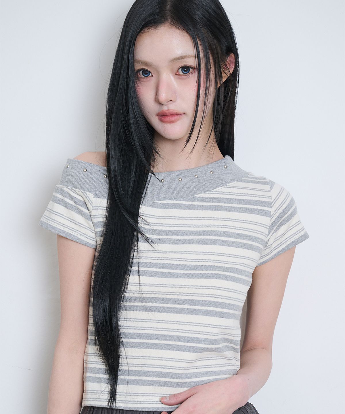 일리고(ILLIGO) 원숄더 스터드 스트라이프 탑 그레이 아이보리