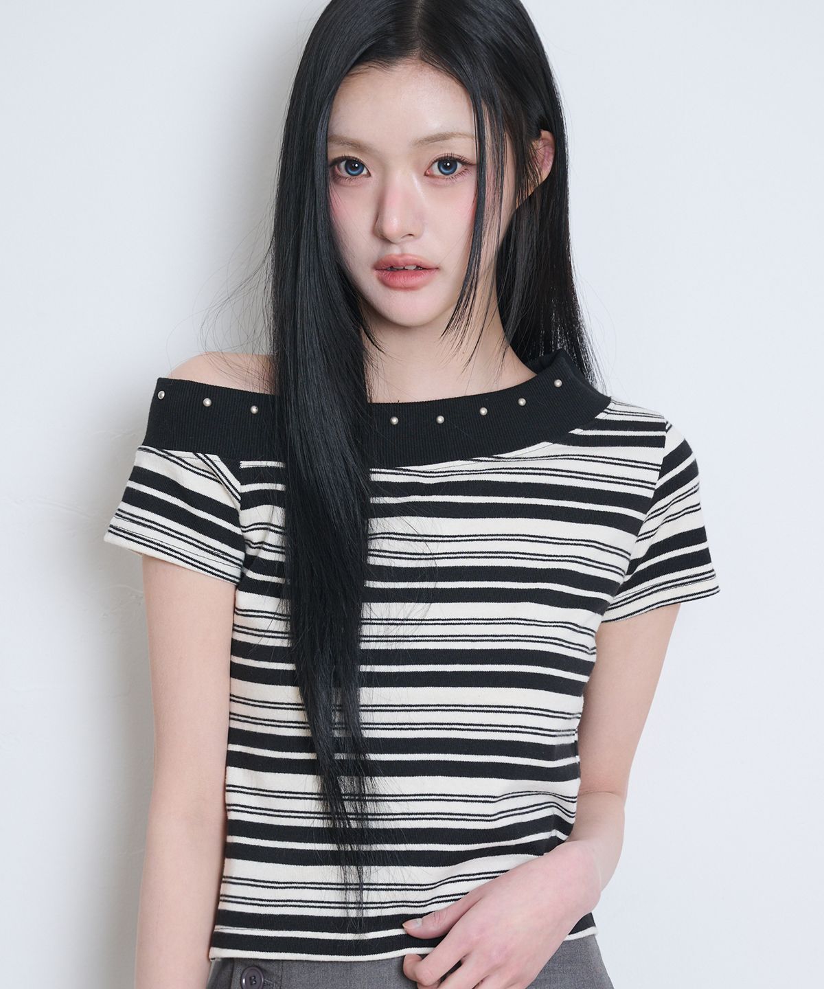 일리고(ILLIGO) 원숄더 스터드 스트라이프 탑 블랙 아이보리