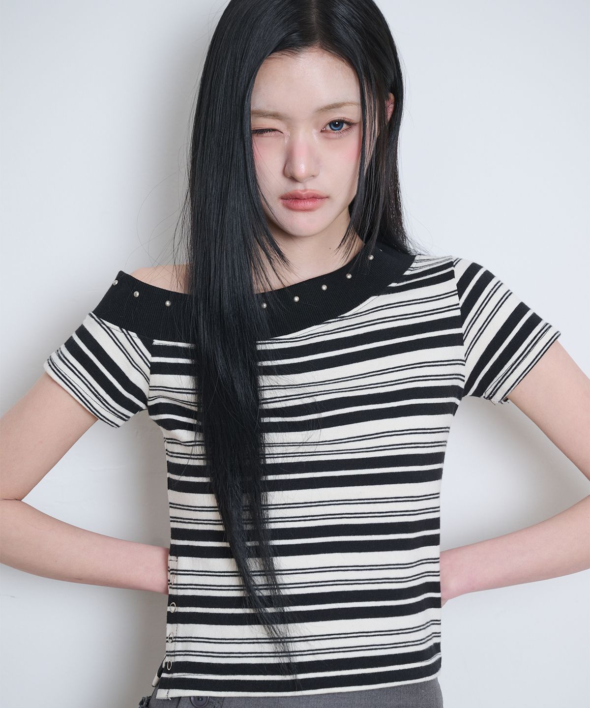 일리고(ILLIGO) 원숄더 스터드 스트라이프 탑 블랙 아이보리