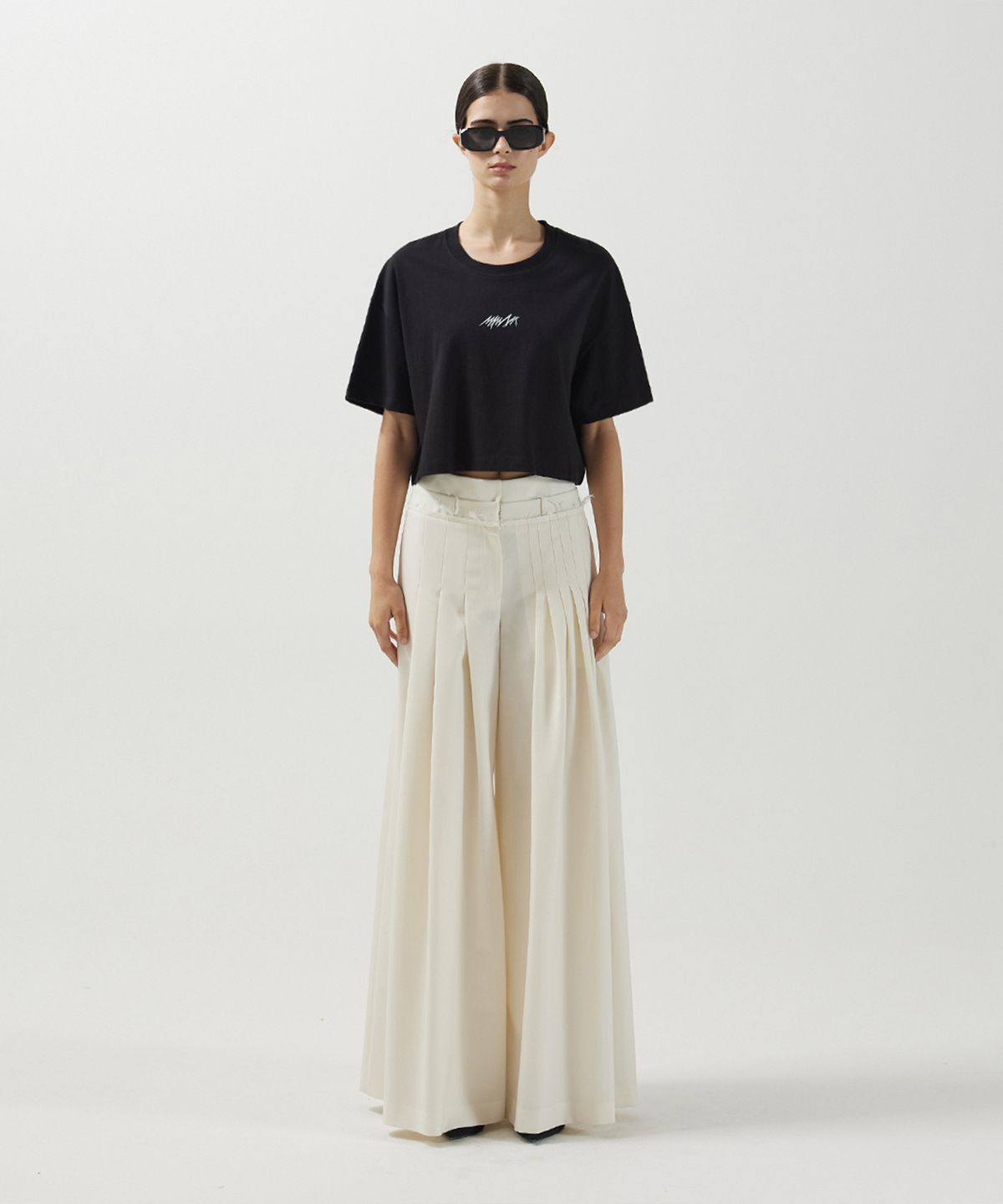 므아므(MMAM) Logo wide crop T-shirt