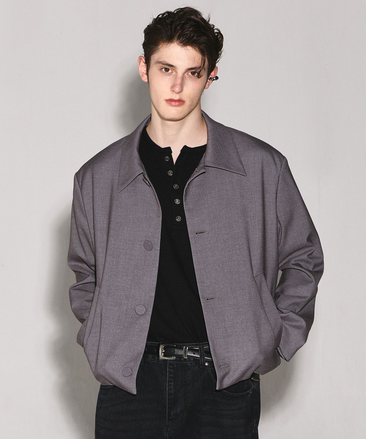 웨슬리 휴스턴(WESLEYHYUSTON) W metal button henley neck knit black