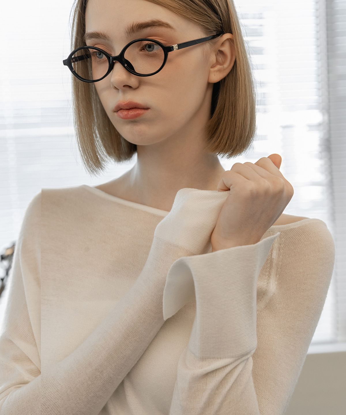 논앤논(NON AND NON) 3 BUTTON OFF-SHOULDER KNIT NNJK0010