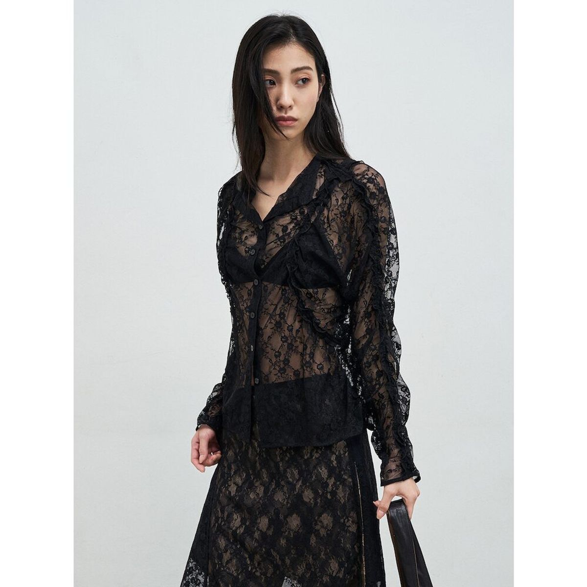 앙개(ANGGAE) Curved Line Lace Blouse  Black