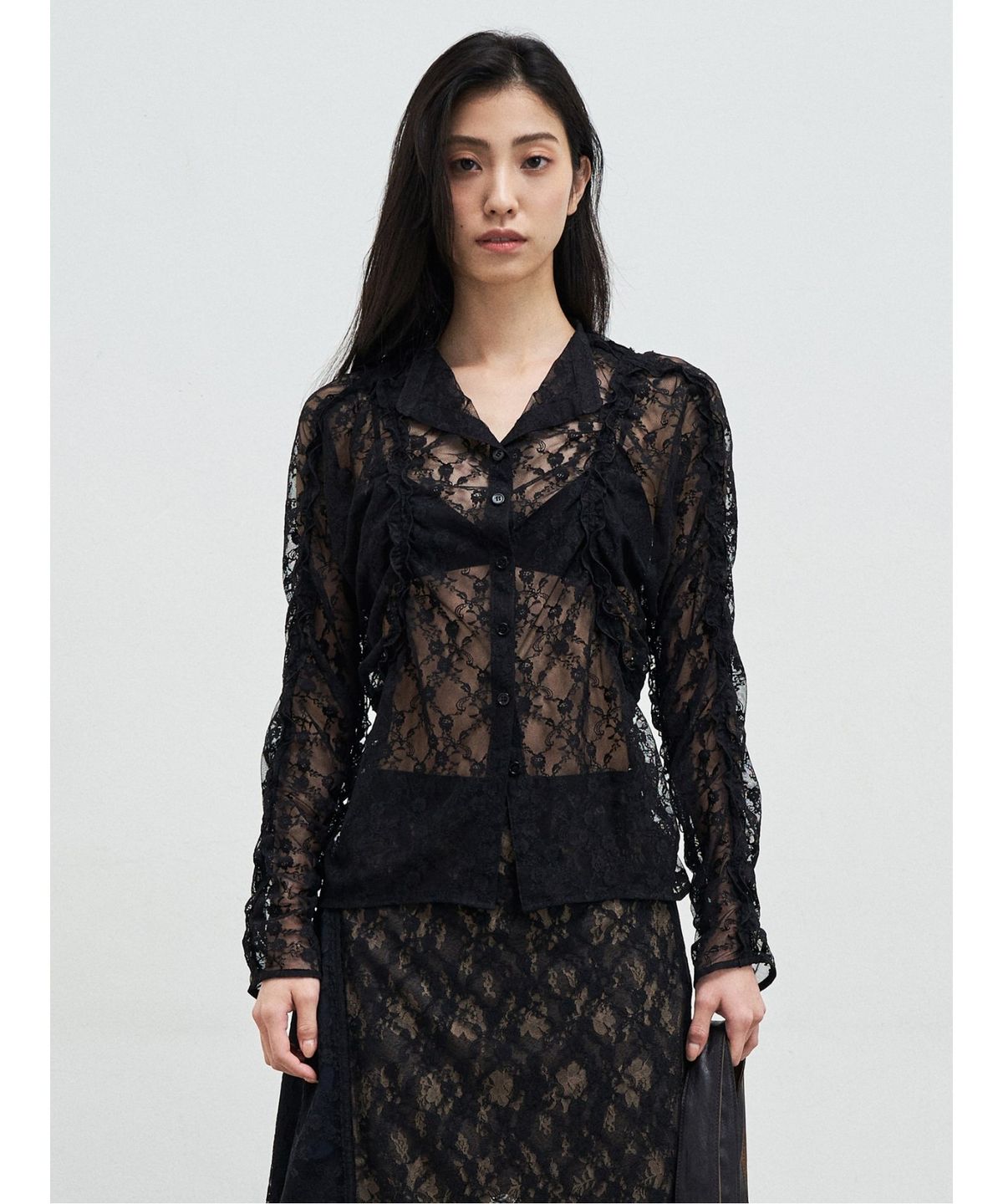 앙개(ANGGAE) Curved Line Lace Blouse  Black