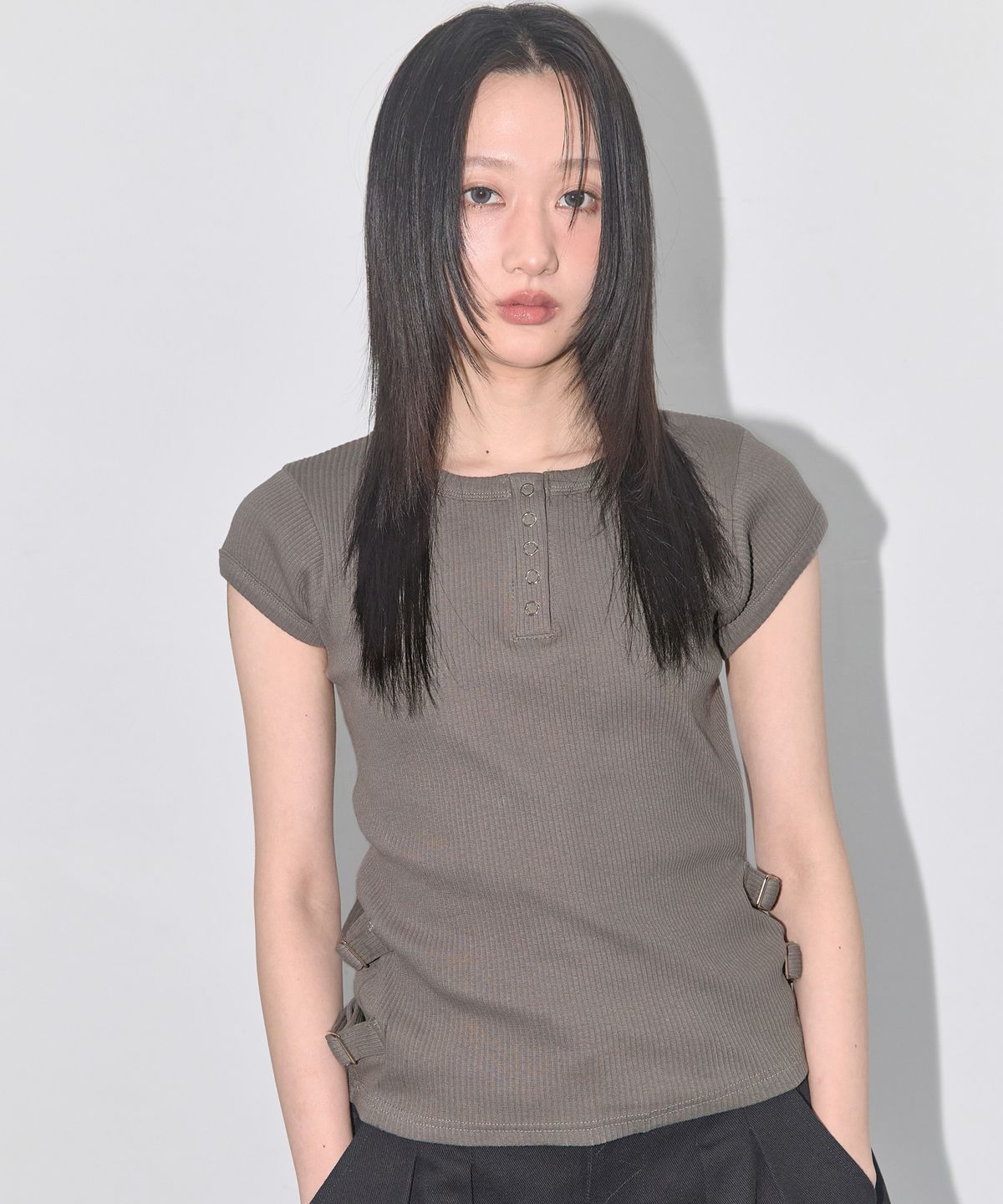 팬시클럽(FANCY CLUB) 사이드 버클 골지 티 (DARK BEIGE) F25QB110