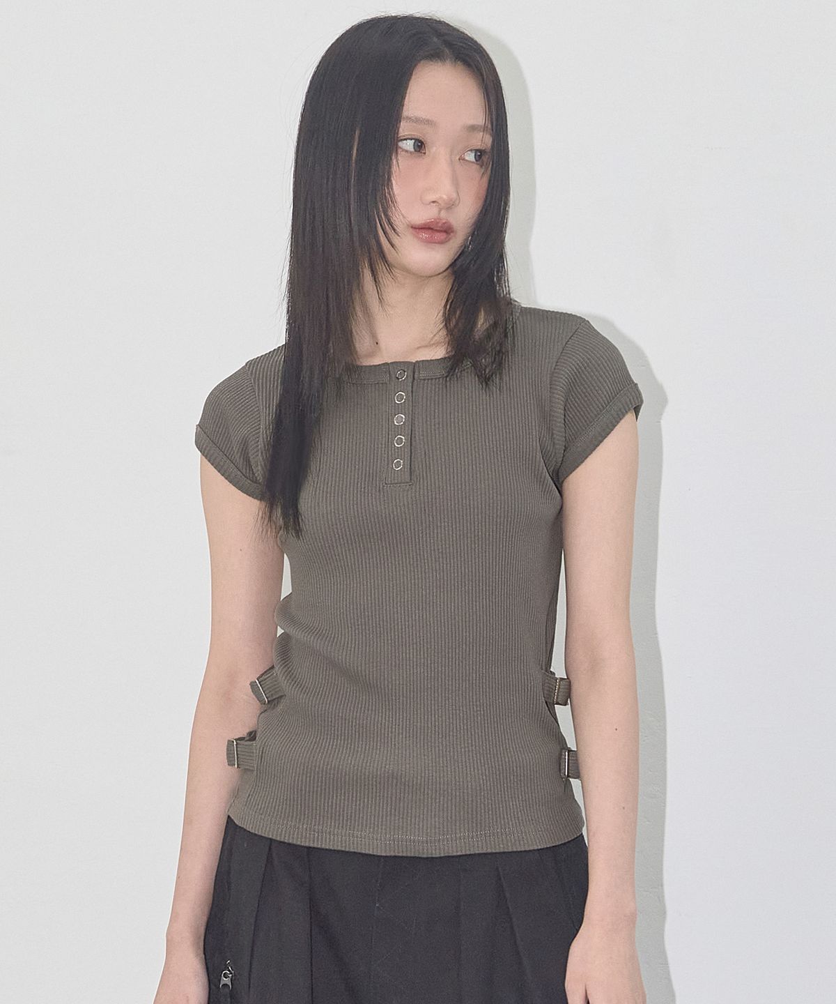 팬시클럽(FANCY CLUB) 사이드 버클 골지 티 (DARK BEIGE) F25QB110
