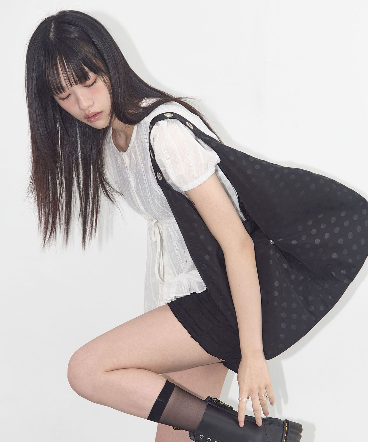 팬시클럽(FANCY CLUB) 도트 아일렛 숄더백 (BLACK) F25QE993