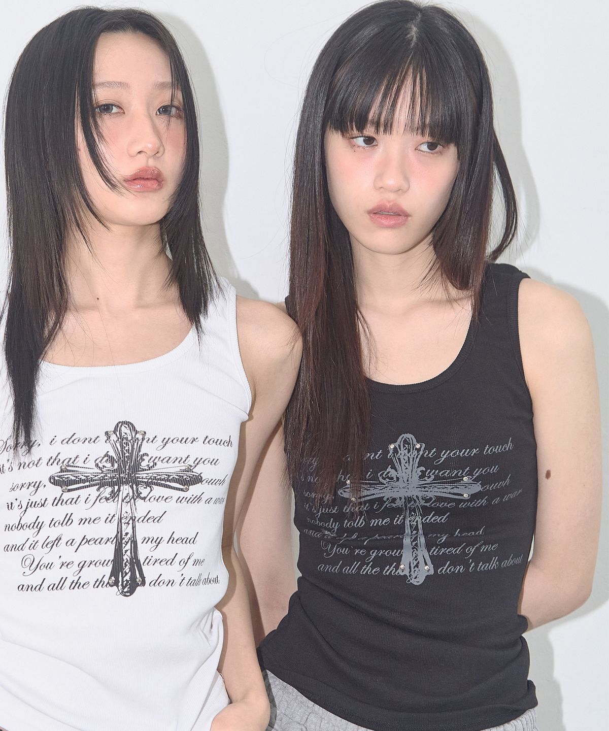 팬시클럽(FANCY CLUB) 프론트 크로스 슬리브리스 (BLACK) F25QB113