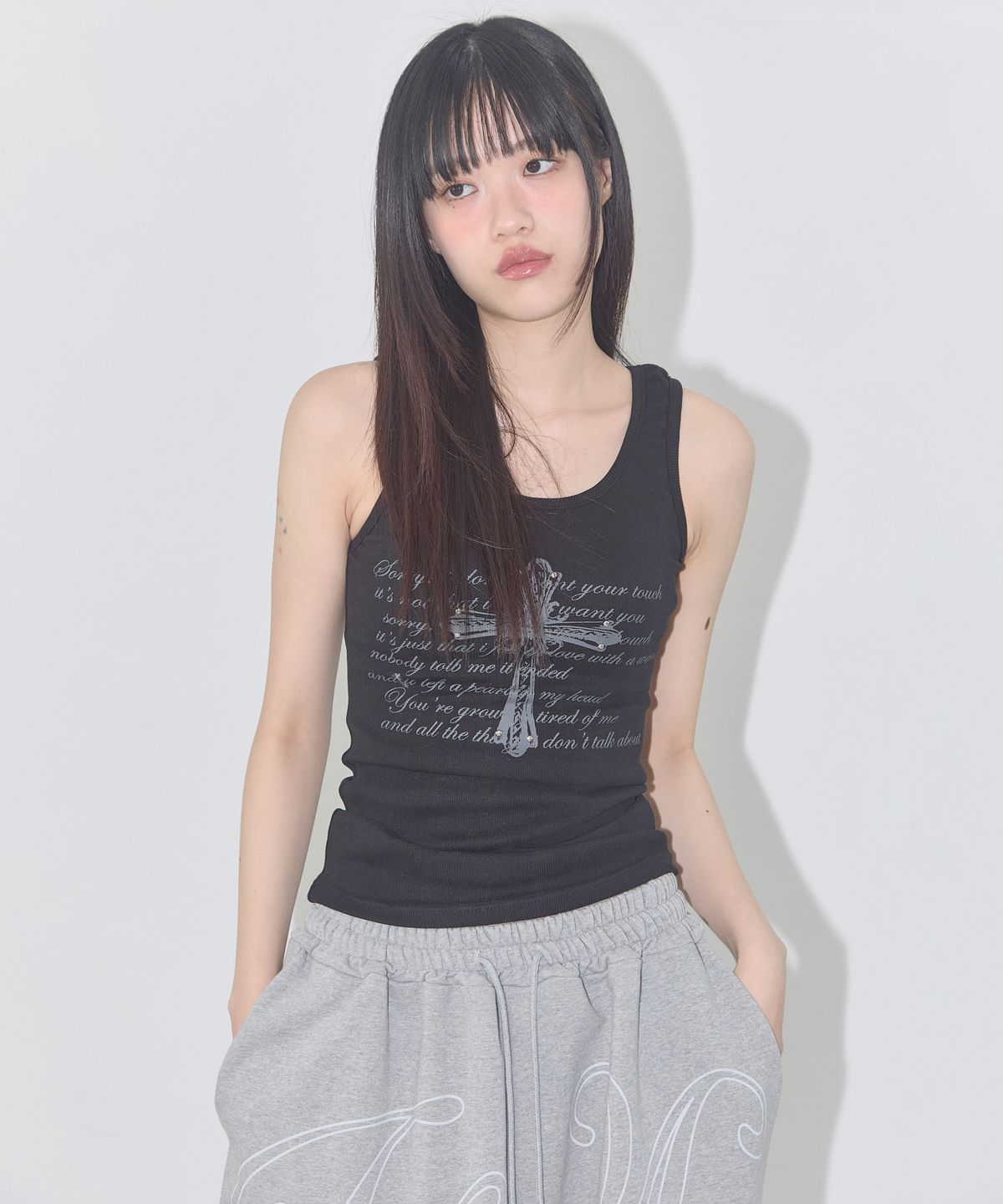 팬시클럽(FANCY CLUB) 프론트 크로스 슬리브리스 (BLACK) F25QB113