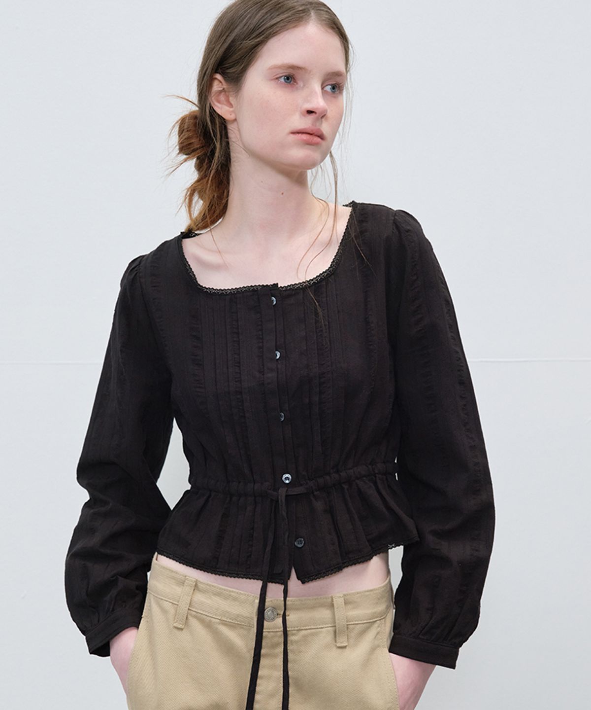 프리버07(FRIVER07) Ribbon shirring crop blouse_Black
