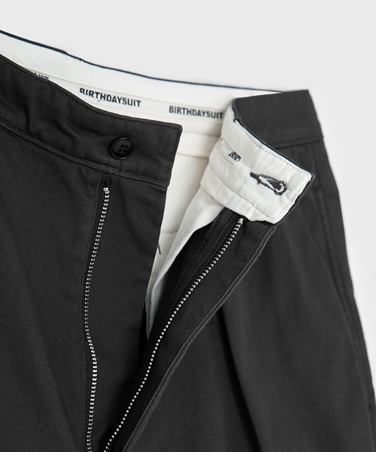 벌스데이수트(BIRTHDAYSUIT) TWILL BERMUDA (CHARCOAL)