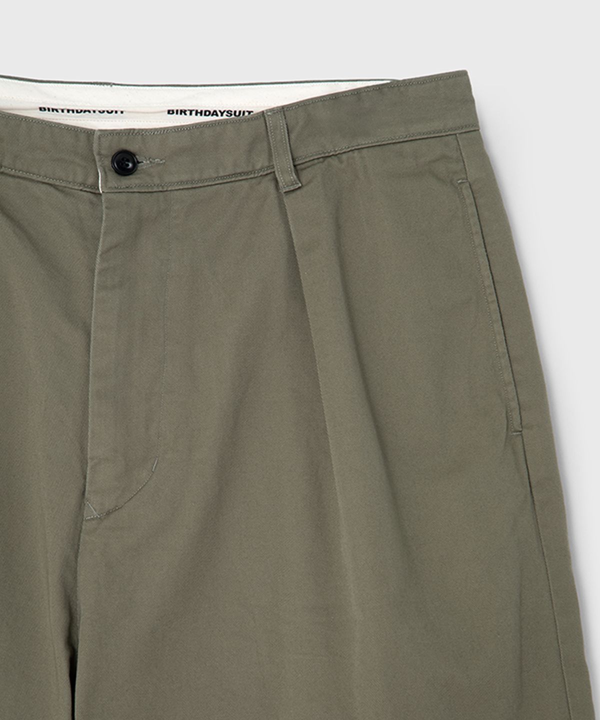 벌스데이수트(BIRTHDAYSUIT) TWILL BERMUDA (OLIVE)