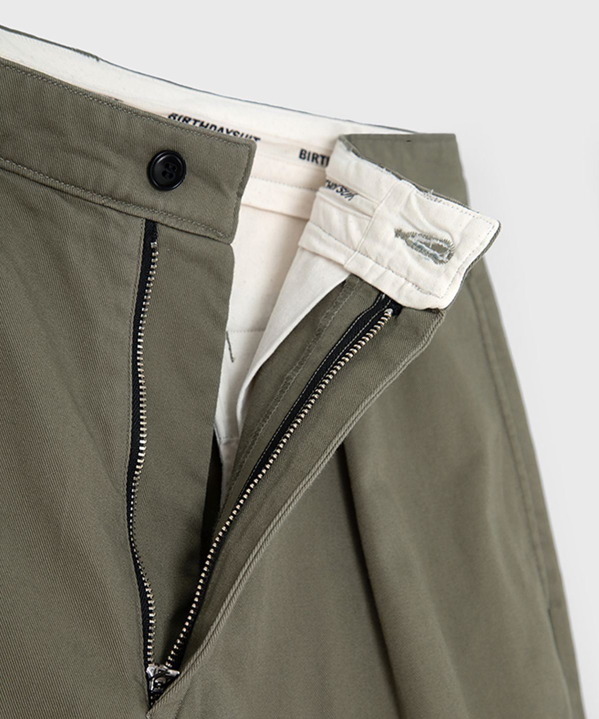 벌스데이수트(BIRTHDAYSUIT) TWILL BERMUDA (OLIVE)
