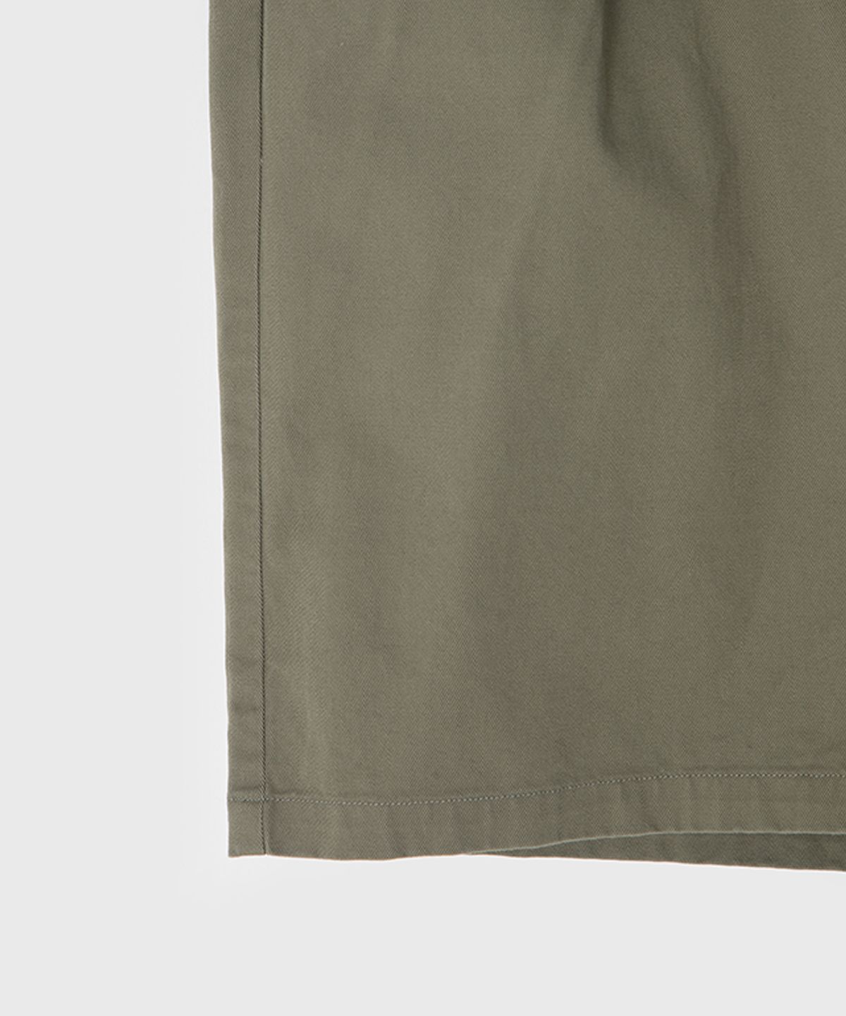 벌스데이수트(BIRTHDAYSUIT) TWILL BERMUDA (OLIVE)