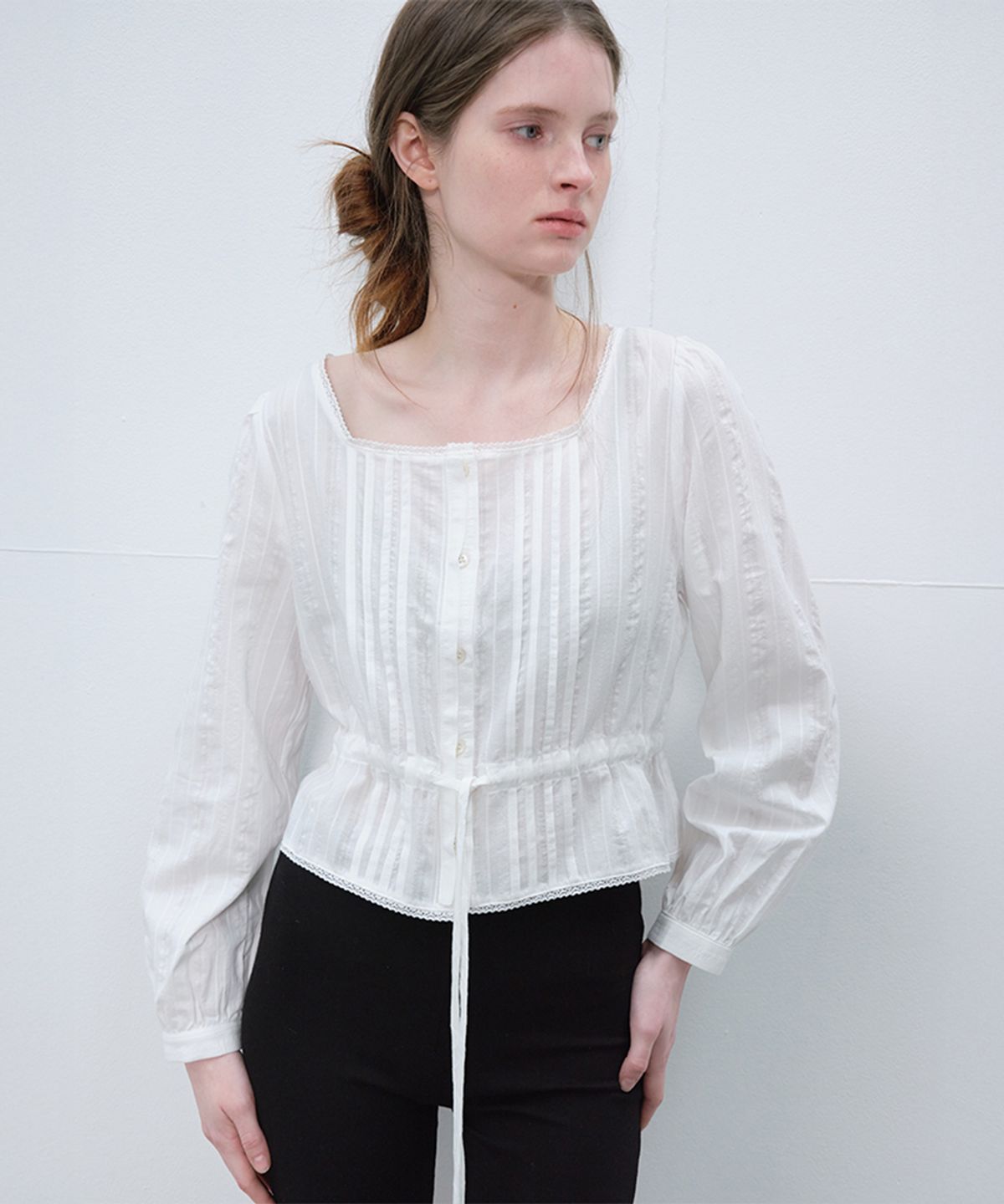 프리버07(FRIVER07) Ribbon shirring crop blouse_Ivory