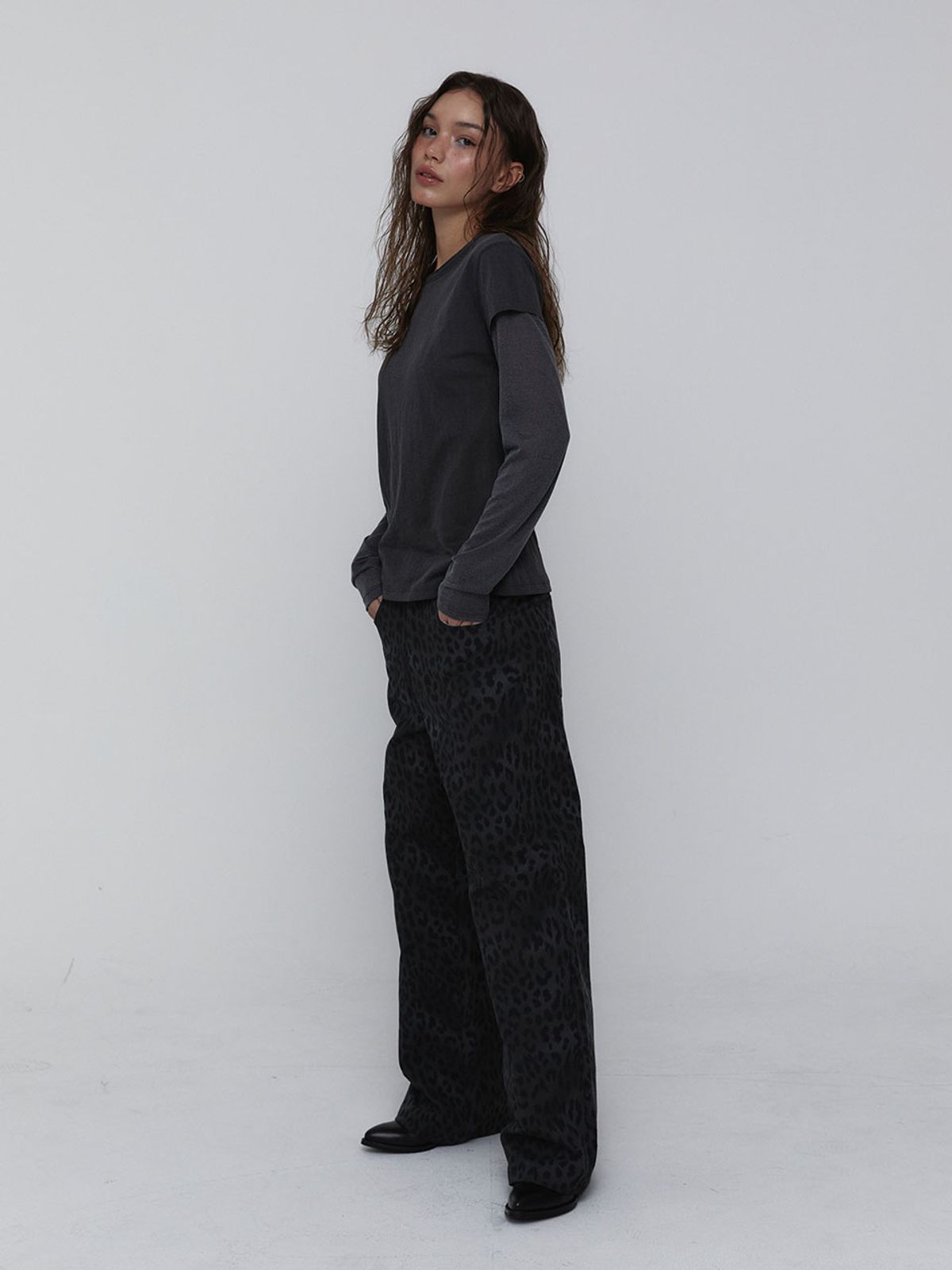 비수스(VISUS) [VISUS X OF MY ON]Cotton Leopard Pants_Charcoal