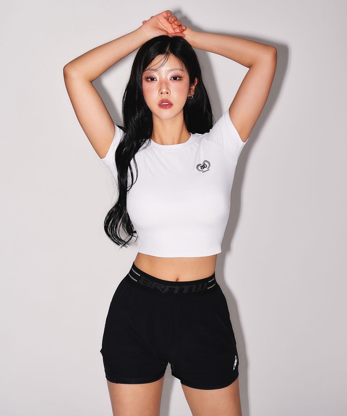 본투윈(BORN TO WIN) W QUICK DRY EMBLEM SEMI CROP T-SHIRTS [WHITE]