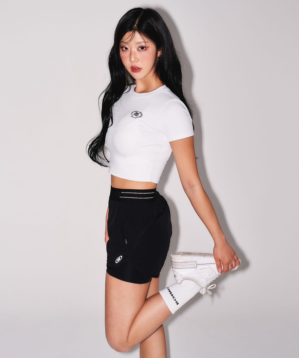 본투윈(BORN TO WIN) W QUICK DRY EMBLEM SEMI CROP T-SHIRTS [WHITE]