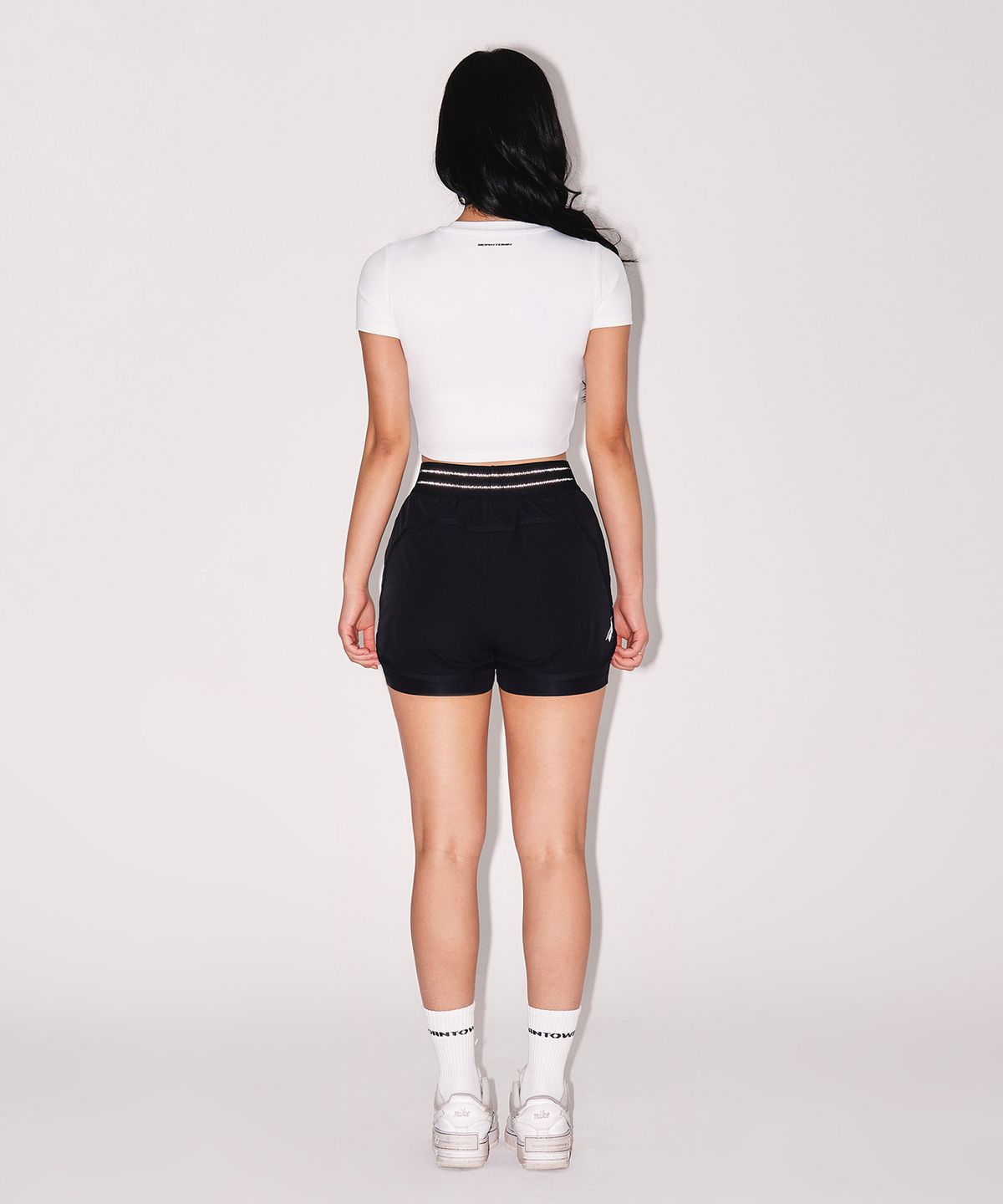 본투윈(BORN TO WIN) W QUICK DRY EMBLEM SEMI CROP T-SHIRTS [WHITE]