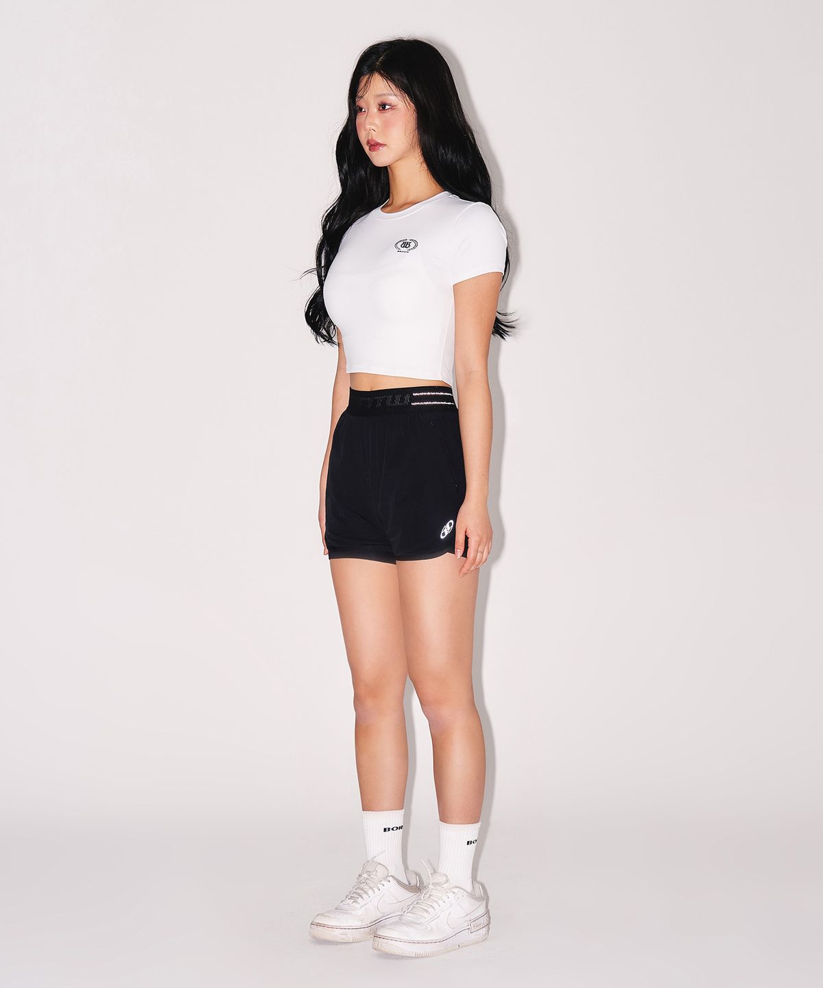 본투윈(BORN TO WIN) W QUICK DRY EMBLEM SEMI CROP T-SHIRTS [WHITE]