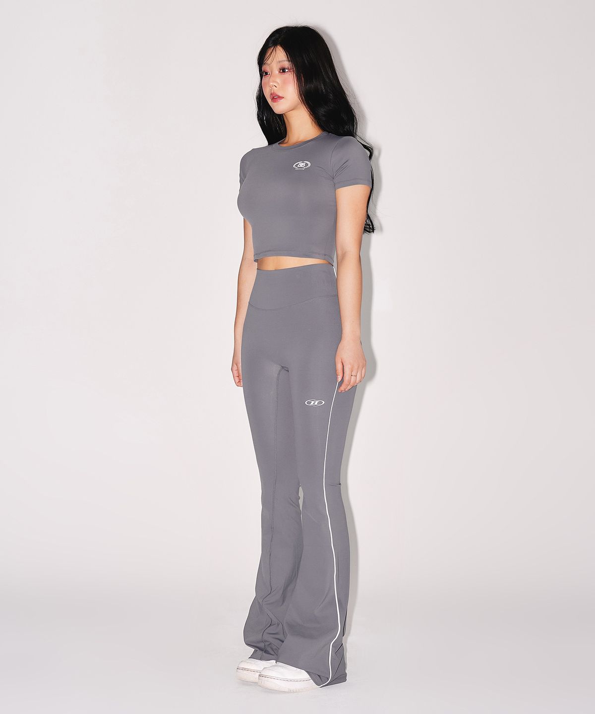 본투윈(BORN TO WIN) W QUICK DRY EMBLEM SEMI CROP T-SHIRTS [CHARCOAL]