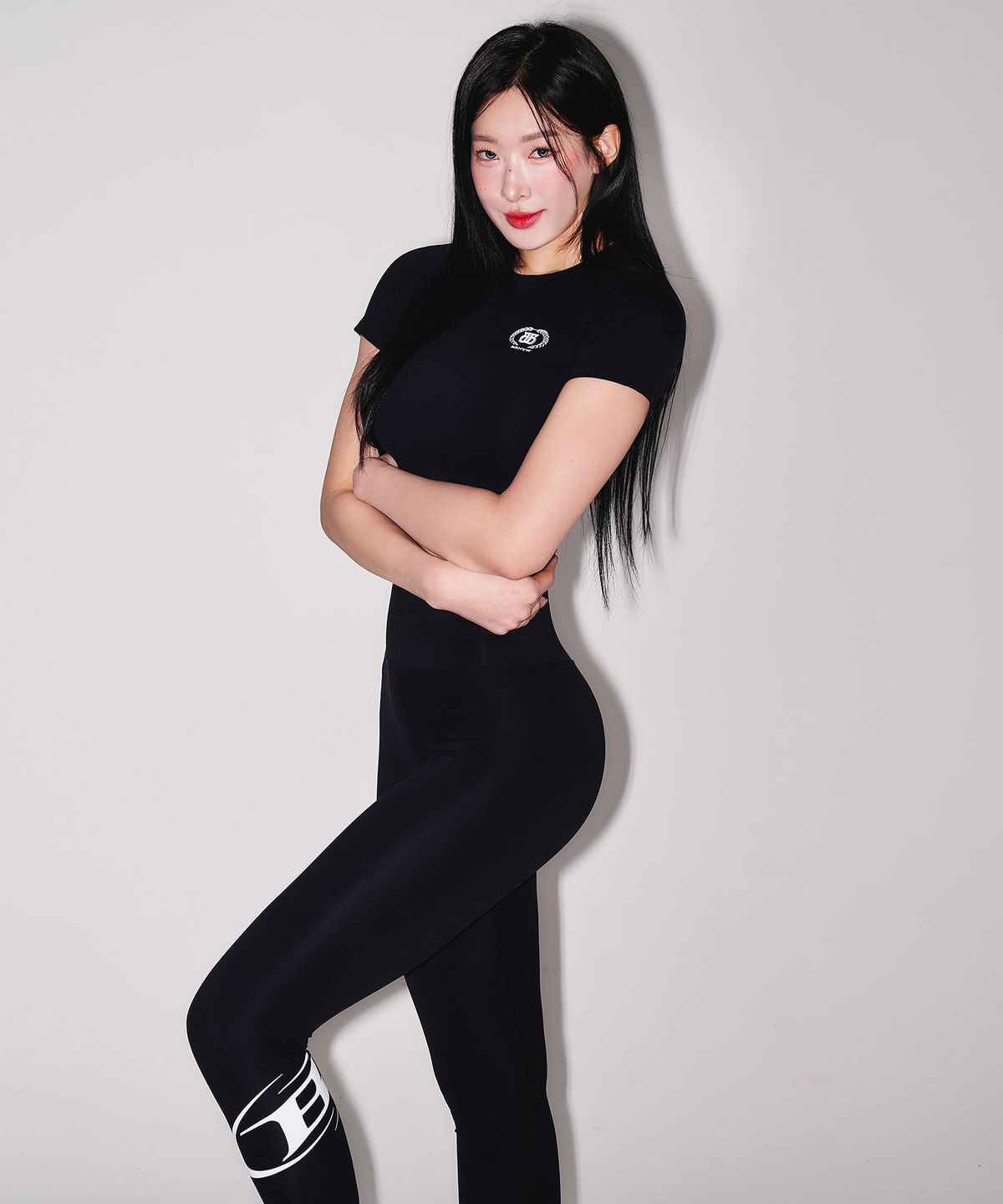 본투윈(BORN TO WIN) W QUICK DRY EMBLEM SEMI CROP T-SHIRTS [BLACK]