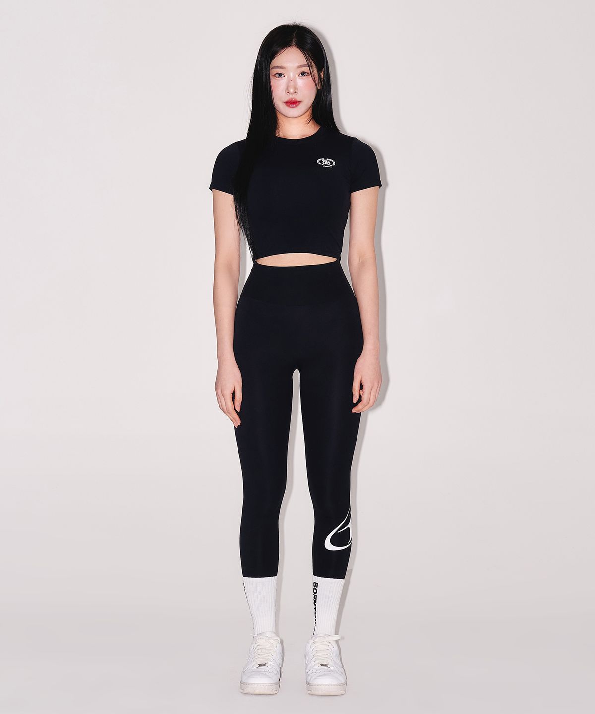 본투윈(BORN TO WIN) W QUICK DRY EMBLEM SEMI CROP T-SHIRTS [BLACK]