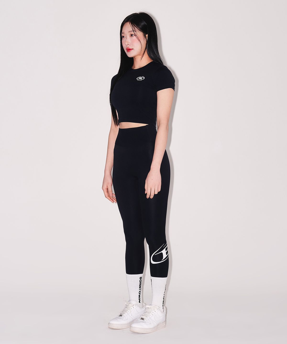 본투윈(BORN TO WIN) W QUICK DRY EMBLEM SEMI CROP T-SHIRTS [BLACK]