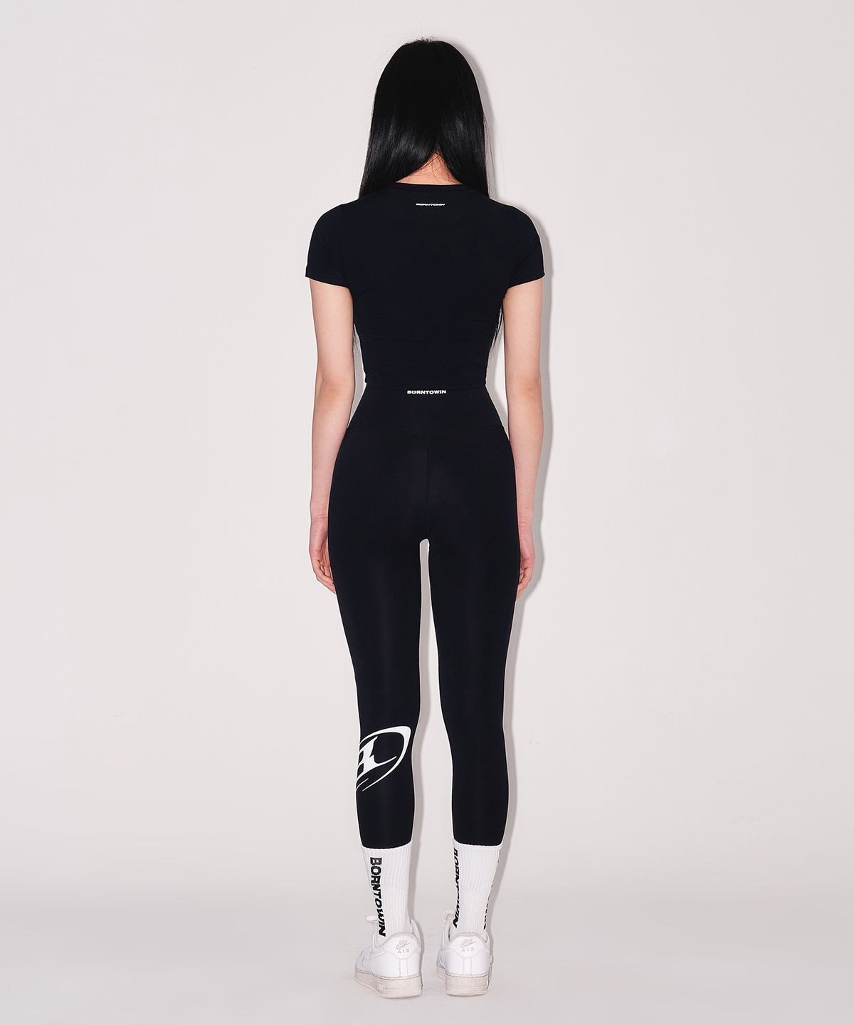 본투윈(BORN TO WIN) W QUICK DRY EMBLEM SEMI CROP T-SHIRTS [BLACK]