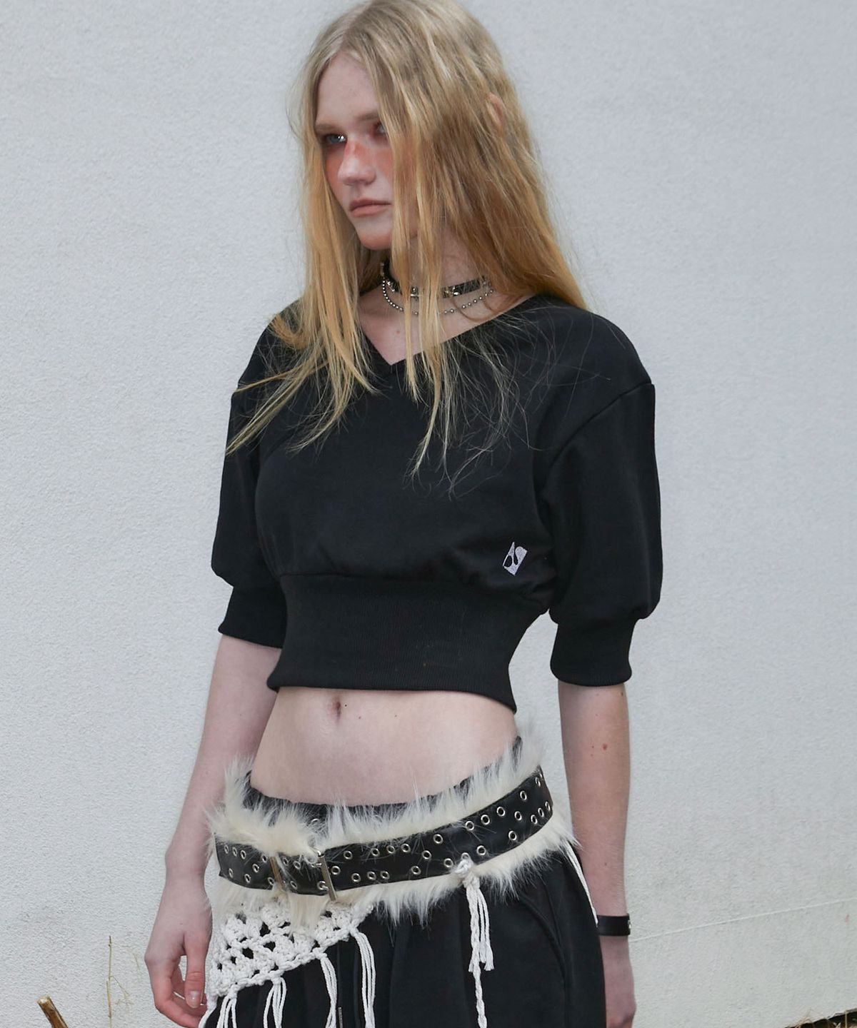 낫노잉(NOTKNOWING) Crossed Crop Sweatshirt (BLACK)