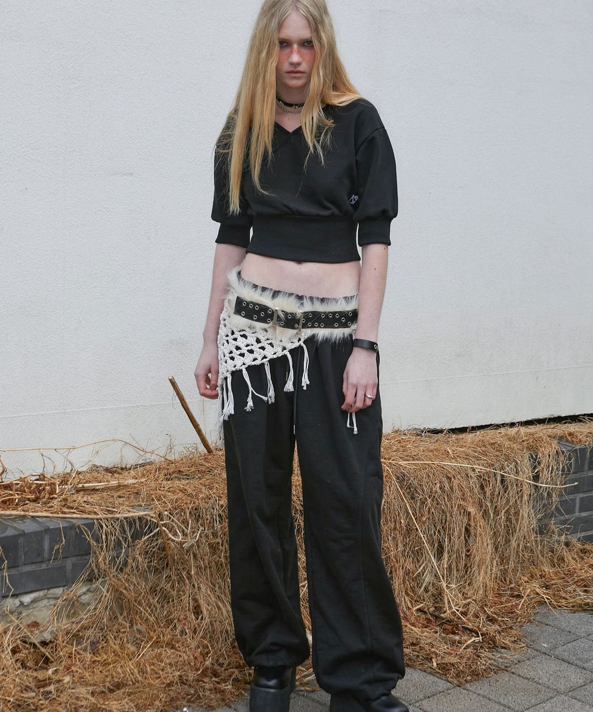낫노잉(NOTKNOWING) Crossed Crop Sweatshirt (BLACK)