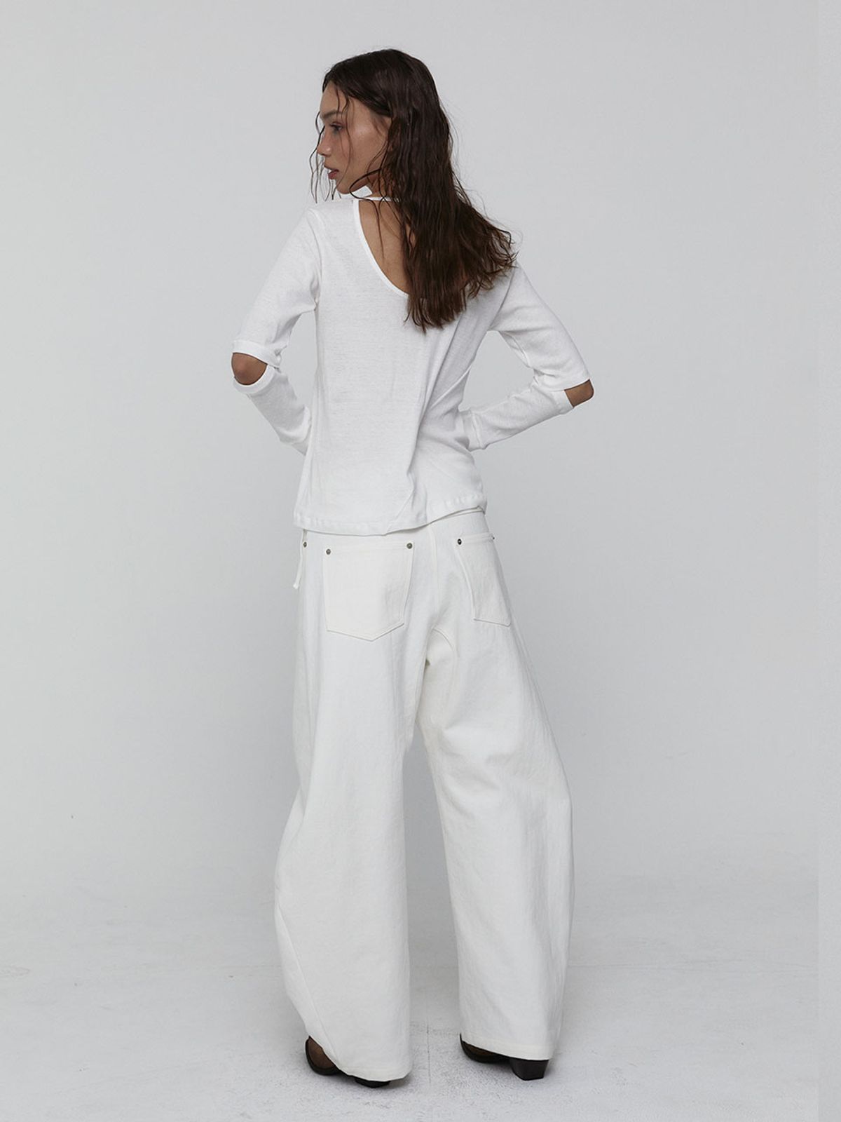 비수스(VISUS) Curved Cotton Pants_White