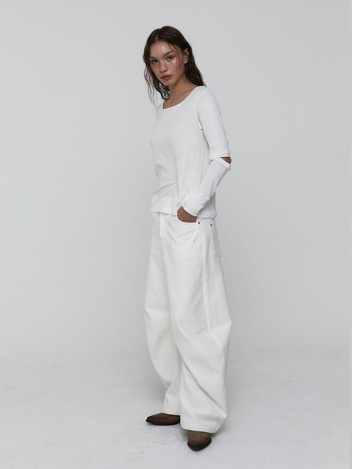 비수스(VISUS) Curved Cotton Pants_White