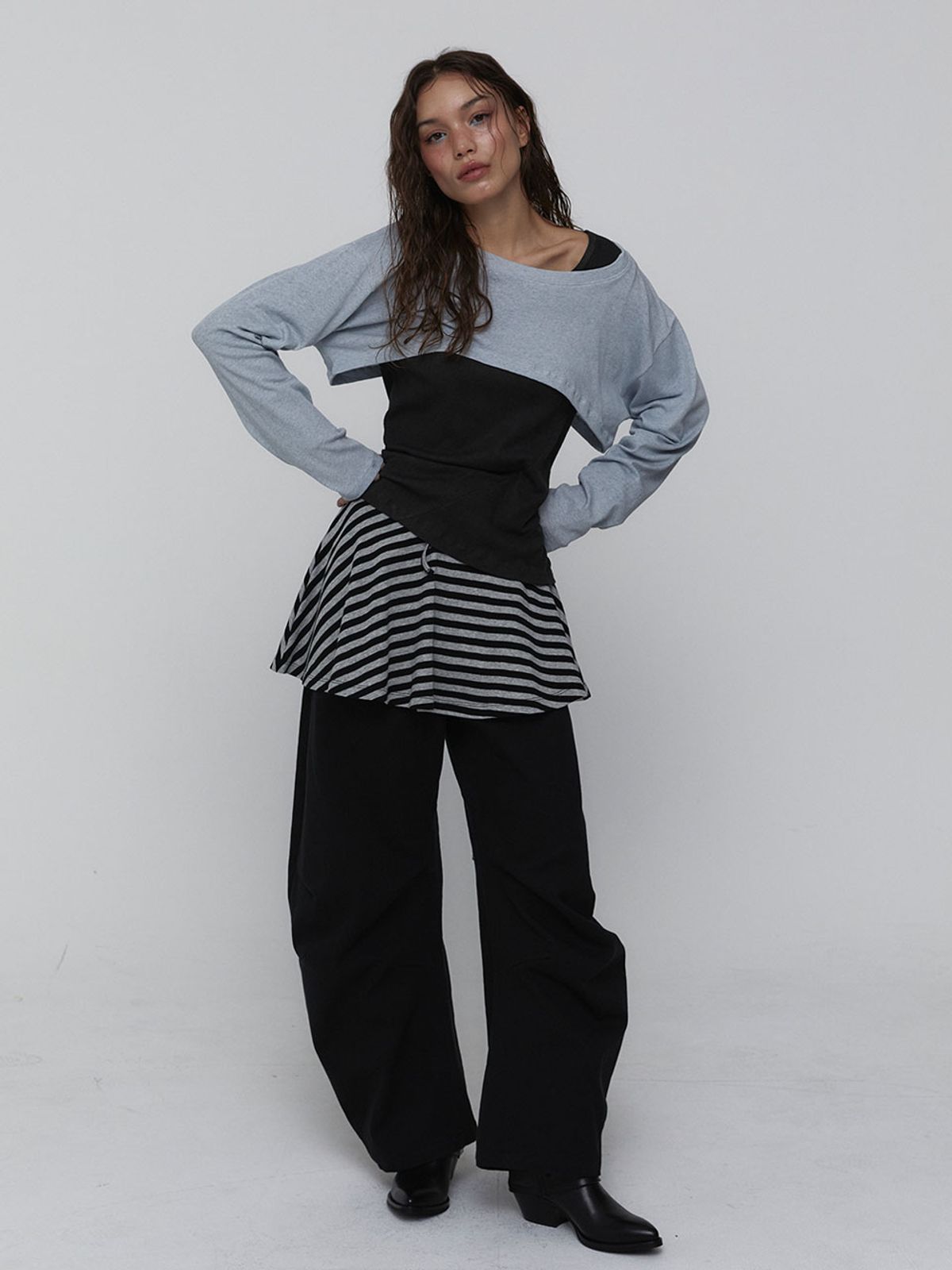 비수스(VISUS) Striped Mini Skirt_Charcoal