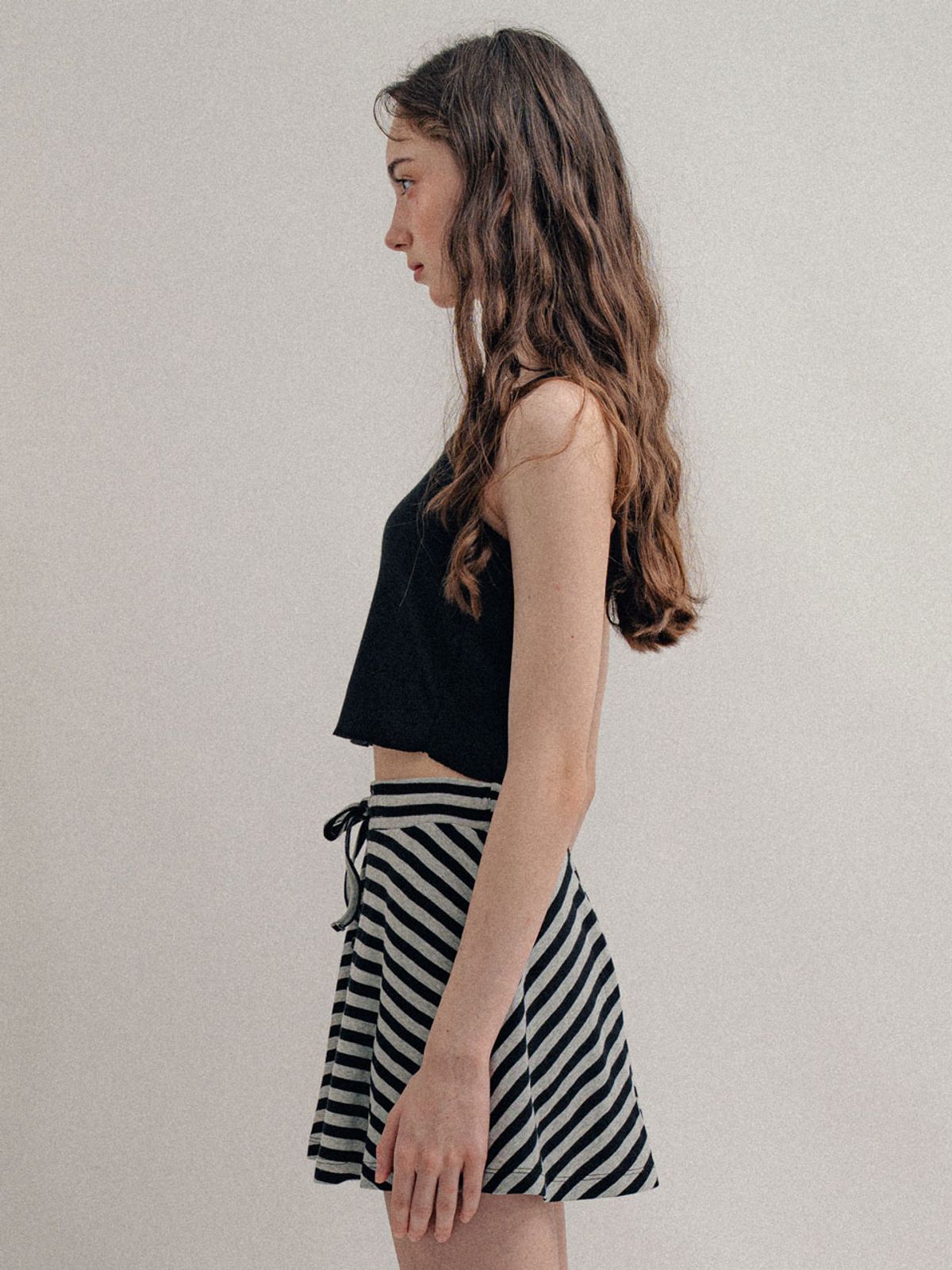 비수스(VISUS) Striped Mini Skirt_Charcoal