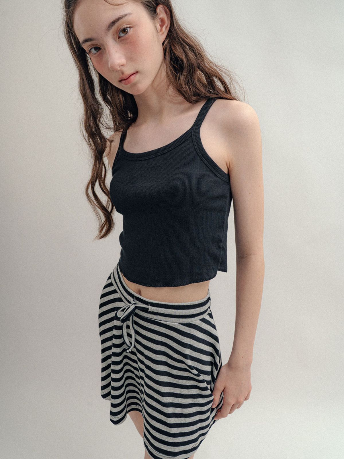 비수스(VISUS) Striped Mini Skirt_Charcoal