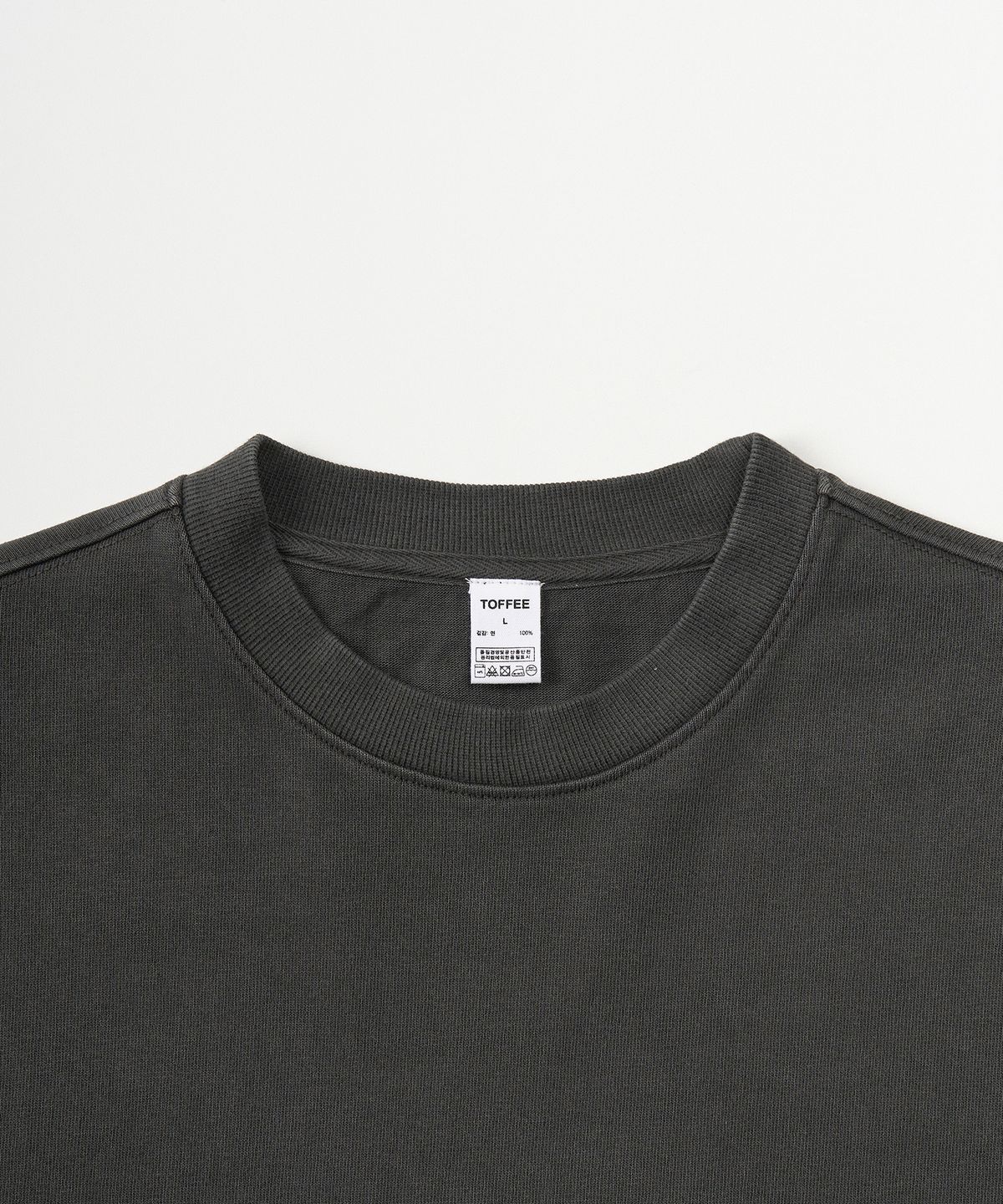 토피(TOFFEE) 피그먼트 크롭드 티 (CHARCOAL)