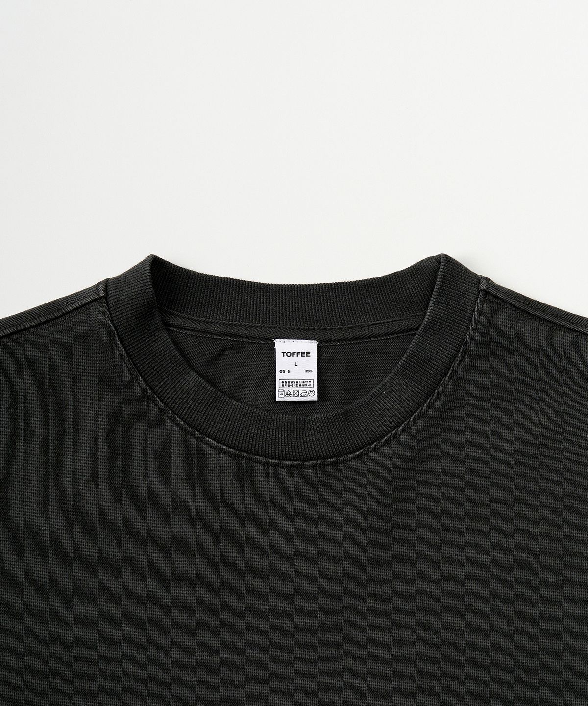 토피(TOFFEE) 피그먼트 크롭드 티 (BLACK)