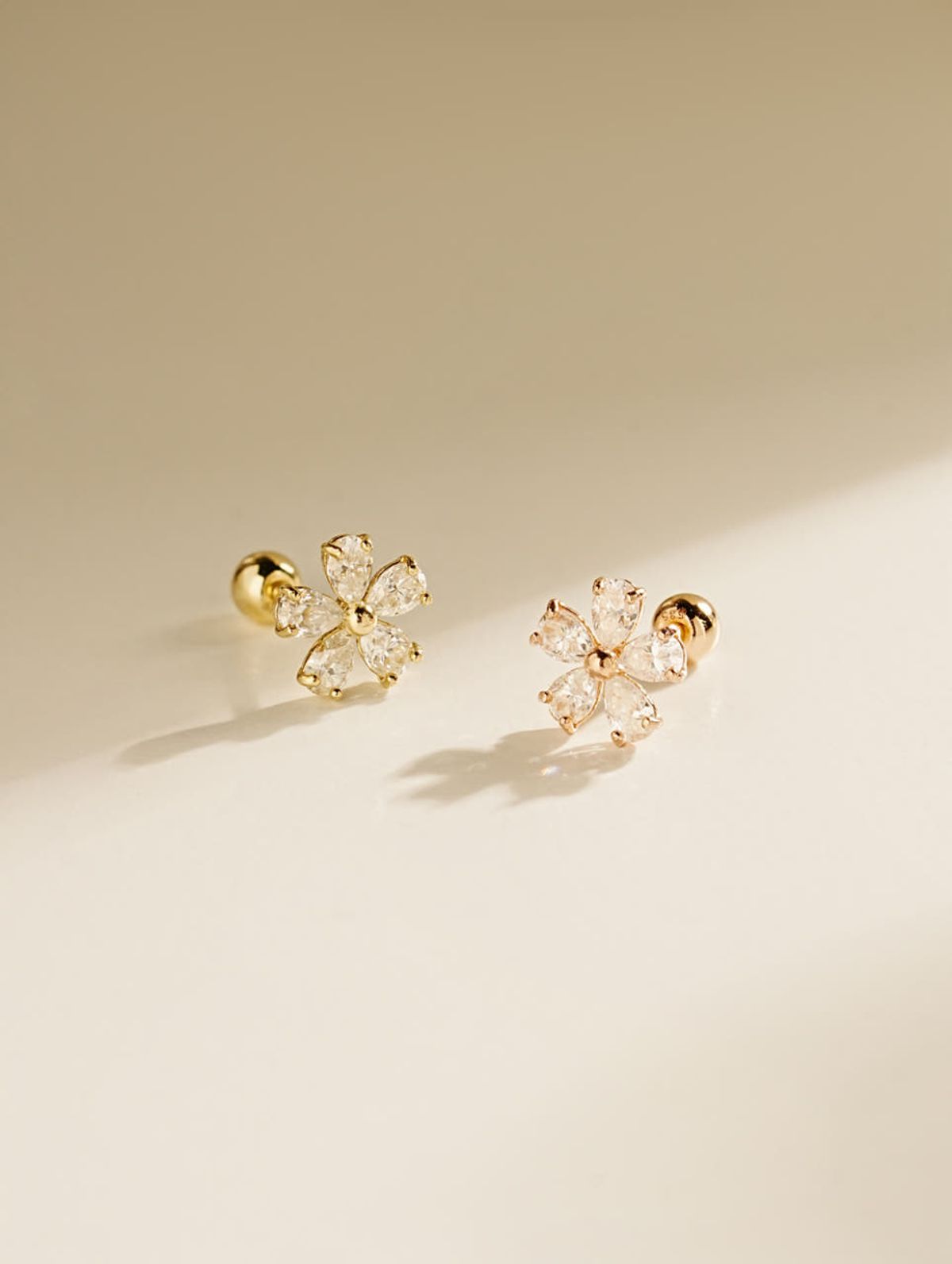 미니멀피어싱(MINIMALPIERCING) 14K 모이사나이트 다이아 드리밍 플라워 피어싱 귀걸이