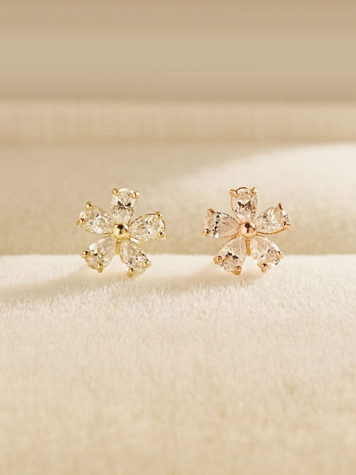 미니멀피어싱(MINIMALPIERCING) 14K 모이사나이트 다이아 드리밍 플라워 피어싱 귀걸이
