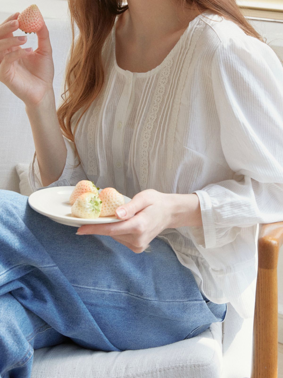 레스아뜰리에(LESATELIER) 소노 핀턱 크롭 레이스 코튼 블라우스(아이보리)