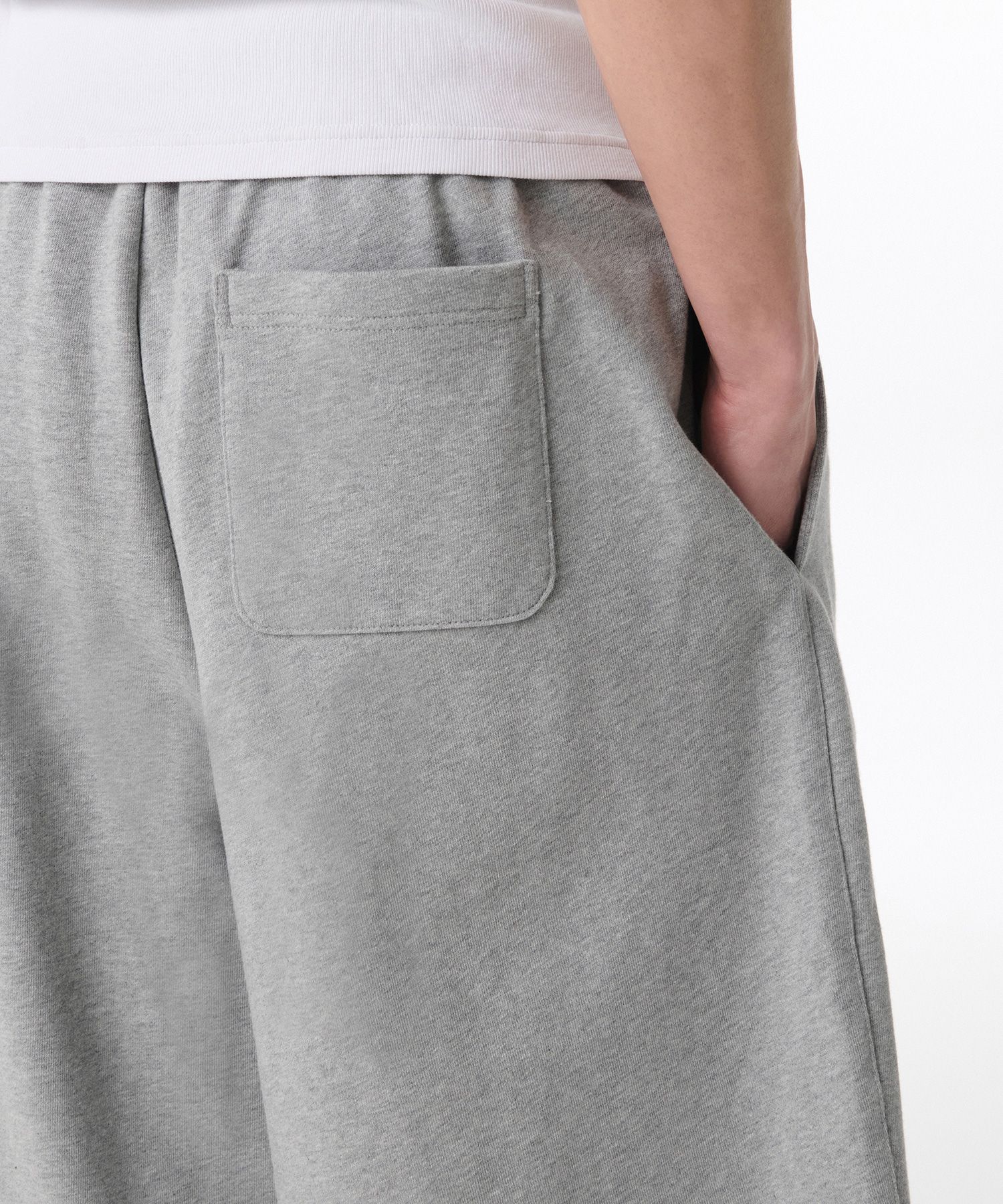 MUSINSA | MUSINSA STANDARD One Tuck Long Bermuda Sweatpants